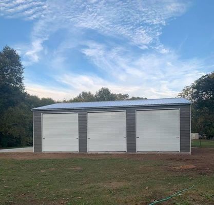 การทาสีอาคารโครงสร้างเหล็ก OEM โครงสร้างเหล็ก Prefabricated Warehouse