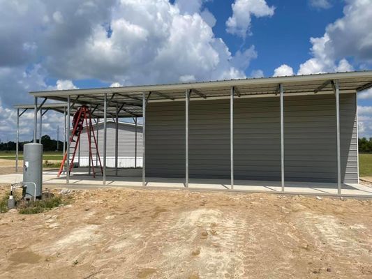 การทาสีอาคารโครงสร้างเหล็ก OEM โครงสร้างเหล็ก Prefabricated Warehouse