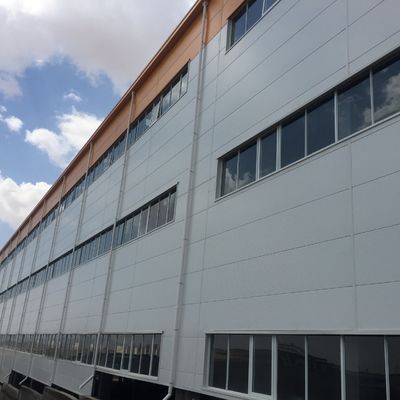 โรงงานโครงสร้างเหล็กอุตสาหกรรม Prefab โครงการก่อสร้าง Pre-Engineered สําหรับโกดัง
