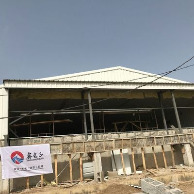 ความยืดหยุ่นต่ํา Broiler Chicken Cage System การออกแบบที่เรียบง่ายและทันสมัย
