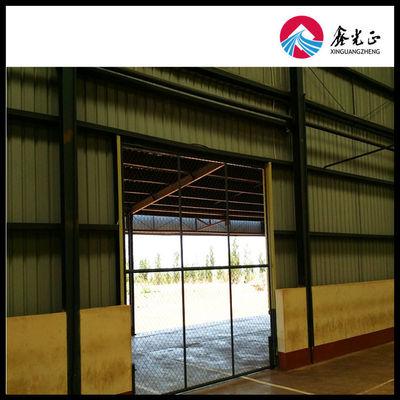 คลังสินค้าเหล็ก Prefab ขนาดใหญ่ พร้อมแผ่นแซนวิช แผ่นผนัง และหน้าต่างอลูมิเนียม