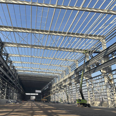 อาคารอาศัย บ้านเรือนเหล็ก Prefabricated Q355B วัสดุหลัก เวลาประกอบสั้นสําหรับการก่อสร้างที่รวดเร็ว